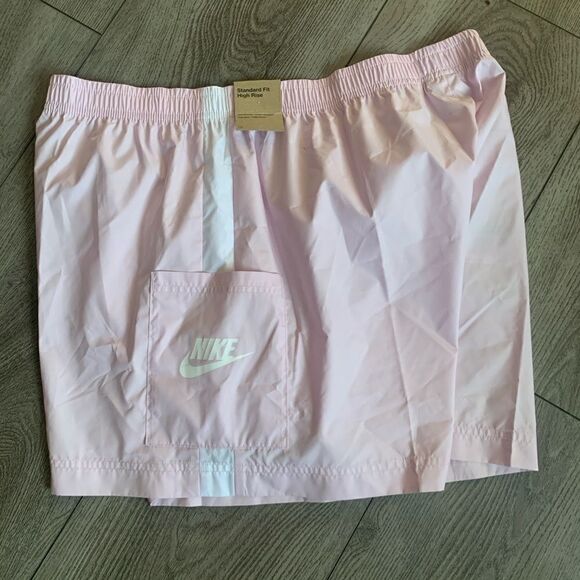 Nike woman’s standard fit high rise shorts - Picture 3 of 4